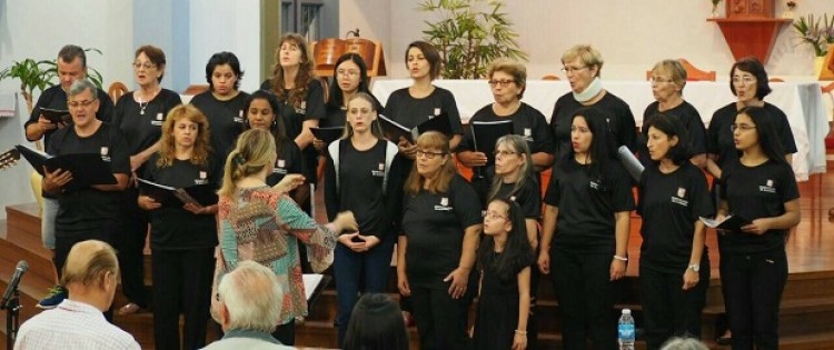 El Coro Municipal celebra sus 10 años con una emotiva gala en el Salón Cultural Eibl